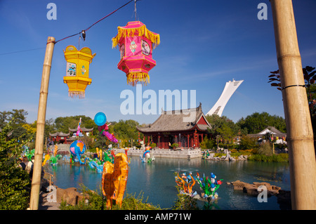 Les lanternes dans le jardin chinois au cours de la magie des lanternes Festival au Jardin botanique de Montréal, Montréal, Québec, Canada. Banque D'Images