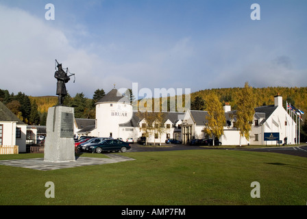 dh MAISON DE BRUAR PERTHSHIRE 51e Highland Division mémorial de guerre statue de soldat et galerie marchande highlands Banque D'Images