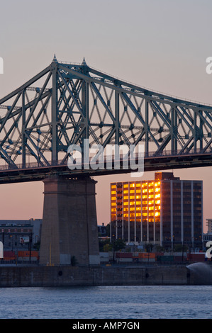 Pont Jacques-Cartier, le pont Jacques-Cartier, à travers le fleuve Saint-Laurent au coucher du soleil à Montréal, Québec, Canada. Banque D'Images