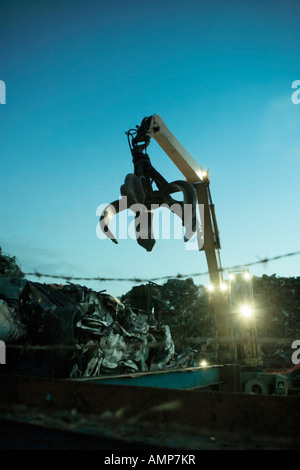 Grue mécanique grabber lors d'une installation de recyclage de ferraille Banque D'Images