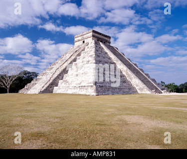 El Castillo, l'élément central de la pyramide Chichen Itza ruines Maya au Mexique. Banque D'Images