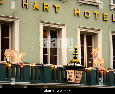 Décorations de Noël et d'éclairage sur une façade au crépuscule Banque D'Images