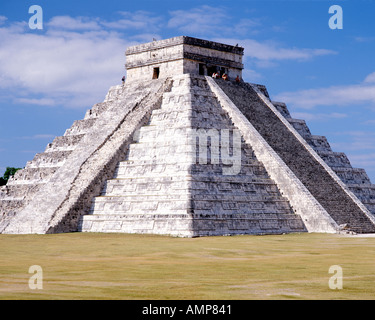 El Castillo, l'élément central de la pyramide Chichen Itza ruines Maya au Mexique. Banque D'Images