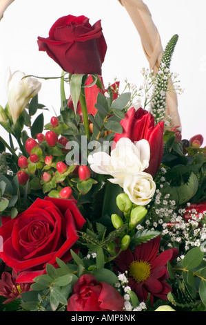 Bouquet de roses rouges, fleurs blanches, des anges, des cheveux et un assortiment de verdure Banque D'Images