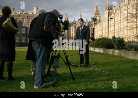 George Osborne, chancelier de l'échiquier de l'ombre. Interviewé par l'équipe du film de télévision à l'extérieur du Parlement le jour de la présentation du Budget 2007 Banque D'Images