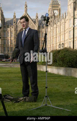 George Osborne, chancelier de l'échiquier de l'ombre. Interviewé par l'équipe du film de télévision à l'extérieur du Parlement le jour de la présentation du Budget 2007 Banque D'Images