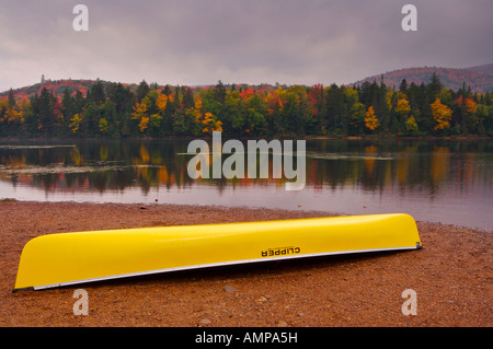 Canoë sur la rive du lac Monroe au cours de l'automne dans le Parc national du Mont Tremblant, un parc provincial du Québec, Québec, Canada. Banque D'Images