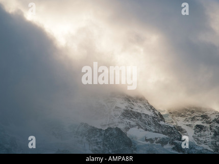 Les nuages de tempête formée au-dessus de la montagne Jungfrau alpes bernoises en pointe de la Suisse Banque D'Images