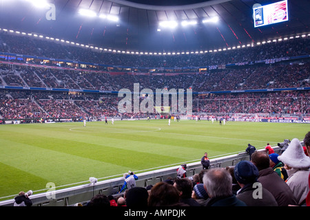 Allemagne Bavière Munich l'Allianz Arena football stadion de nuit jeu pour l'UEFA Pokal à 08 11 2007 FC Bayern München Banque D'Images