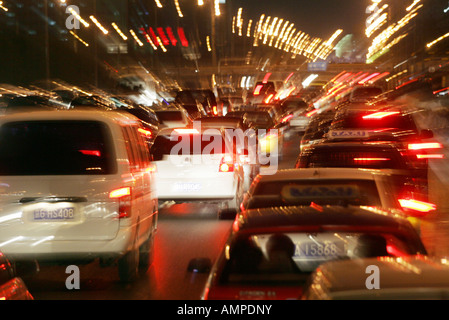 Le trafic de la rue la nuit à Beijing, Chine Banque D'Images