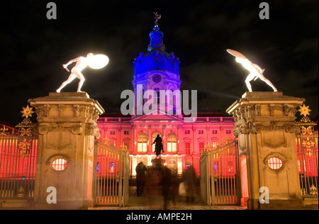 Le Palais de Charlottenburg Berlin illuminée la résidence d'été de la rois Prussiens construit de 1695 à 1713 la porte Banque D'Images