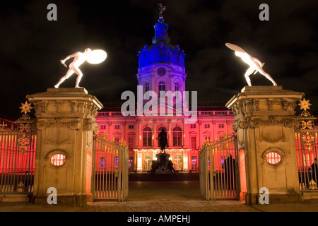 Le Palais de Charlottenburg Berlin illuminée la résidence d'été de la rois Prussiens construit de 1695 à 1713 la porte Banque D'Images