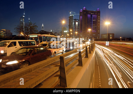 L'heure de pointe sur la route Sheikh Zayed dans la soirée, Dubaï, Émirats Arabes Unis Banque D'Images