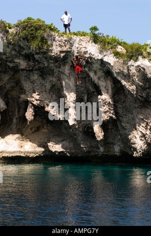 Man jumping de falaise à Dean's Blue Hole, Long Island, Bahamas Banque D'Images