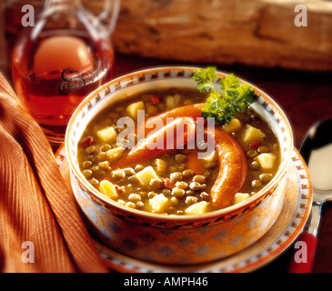 Soupe de lentilles aux saucisses Banque D'Images