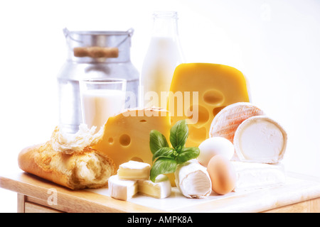 Fromage Suisse, de pain, d'œufs et de lait sur la table, close-up Banque D'Images