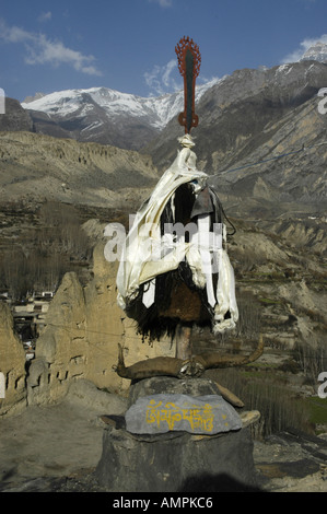 Objet-culte sur le toit de l'ancien monastère de Dzong Mustang Népal Région de l'Annapurna Banque D'Images
