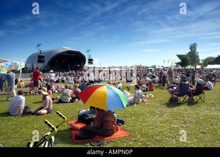 La sauvegarde des foules au soleil en face de la principale scène du Wychwood music festival à Cheltenham 2007 Banque D'Images