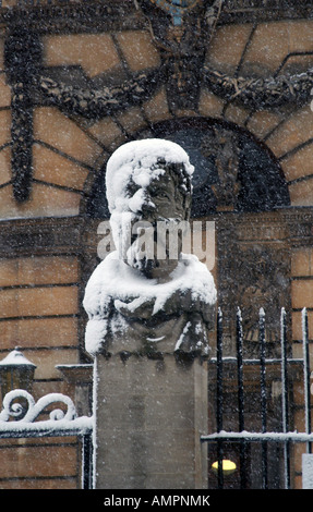 Buste à l'extérieur du Théâtre Sheldonian, Oxford, recouvert de neige. Banque D'Images
