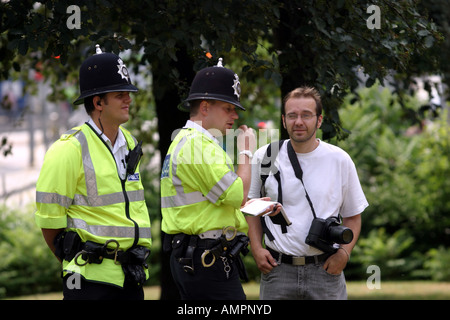 Les policiers que leur travail d'une entrevue avec un photographe photographe vérifier, Nottingham City, East Midlands Banque D'Images