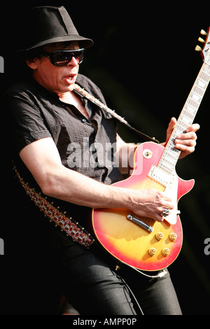 Marque Bosch, du guitariste Ian Hunter le groupe sur scène à l'Wychwood festival à Chletenham 2007 Banque D'Images