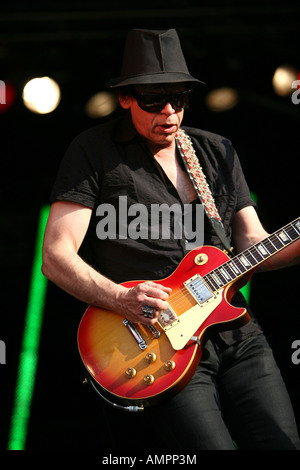 Marque Bosch, du guitariste Ian Hunter le groupe sur scène à l'Wychwood festival à Chletenham 2007 Banque D'Images