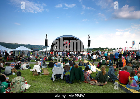 Foule en face de la principale étape à Wychwood festival à Cheltenham 2007 Banque D'Images