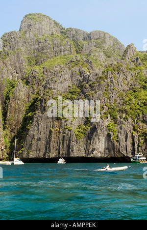 Thailande Kho Phi Phi Leh Island Krabi falaises et des bateaux sur la mer d'Andaman Banque D'Images