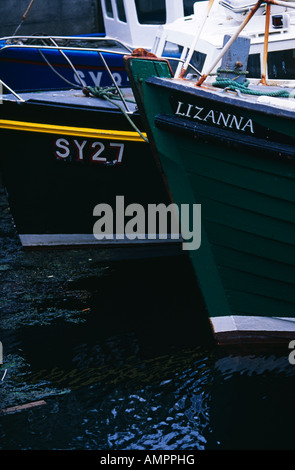 Bateaux de pêche au port, Kallin Grimsay, Hébrides extérieures, en Écosse, au Royaume-Uni. Banque D'Images