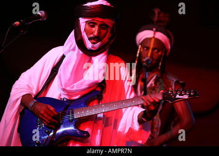 Des musiciens africains sur la scène - le chanteur et guitariste à Wychwood festival 2007 Banque D'Images