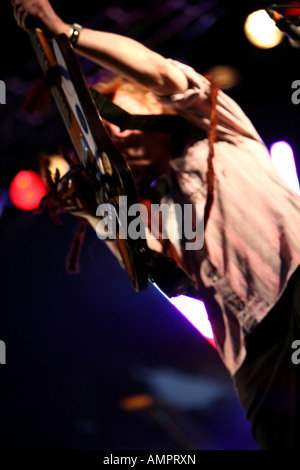 Le bassiste Jeremy Cunningham de les niveleurs à Wychwood Festival 2007 Banque D'Images