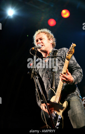 Le chanteur et guitariste Mark Chadwick de les niveleurs à Wychwood Festival 2007 Banque D'Images