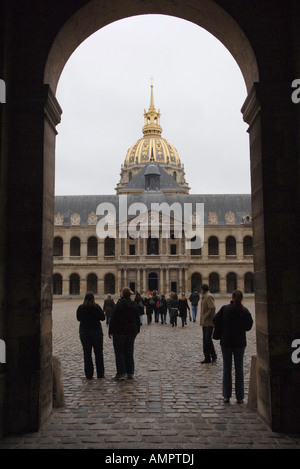 Le Hôtel National des Invalides cour intérieure et dome Paris France Banque D'Images