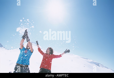 Jeune couple jouent dans la neige, low angle view Banque D'Images