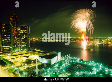 D'artifice d'été annuel au cours de l'événement avec la rivière Detroit Renaissance Center et foule à Hart Plaza Banque D'Images