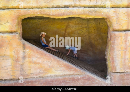 Les enfants jouent dans la caverne sur aire de jeux, les enfants jouant dans cave Banque D'Images