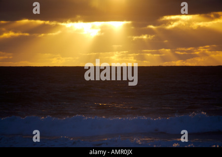 Plage Coucher du soleil à Cape Egmont, Taranaki, île du Nord, en Nouvelle-Zélande. Banque D'Images