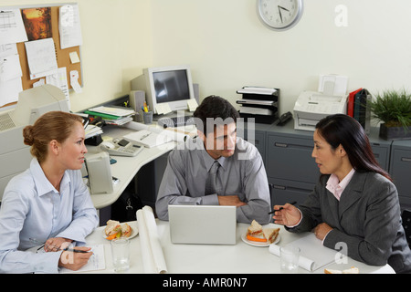 Rencontre des gens d'affaires au cours du déjeuner Banque D'Images