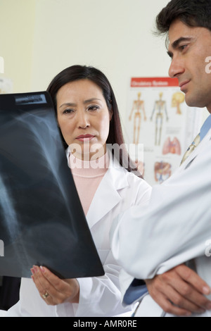 Doctors Looking at X-rays Banque D'Images