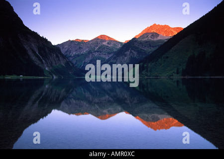 Reflet de la montagne dans le lac Woman Jogging in forest, Tyrol, Autriche Banque D'Images