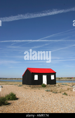 Cabane avec toit noir rouge Seigle port près de l'embouchure de la rivière Rother East Sussex GO UK Banque D'Images