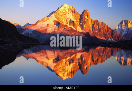 Aiguille Verte reflétée dans le Lac Blanc, Chamonix, France Banque D'Images