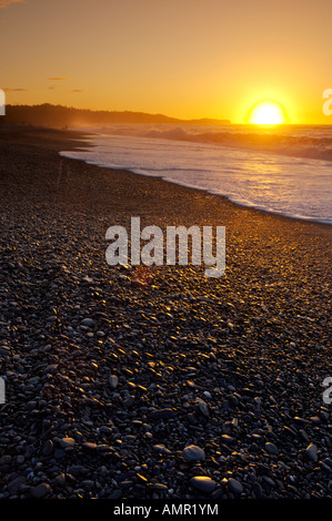 Coucher du soleil sur la plage de Gillespies près de Fox Glacier, Westland, côte ouest, île du Sud, Nouvelle-Zélande. Banque D'Images