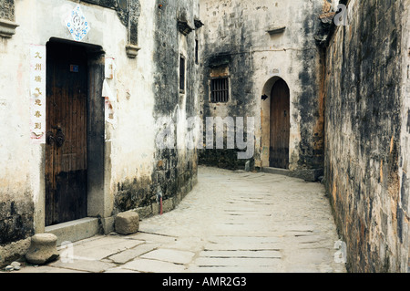 Rue et maisons anciennes, Hong Cun Village, province de Anhui, Chine Banque D'Images