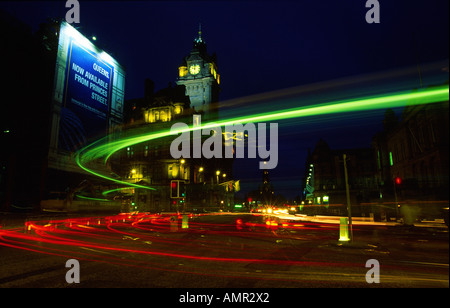 Light Trails sur Princes Street, Édimbourg, Écosse Banque D'Images