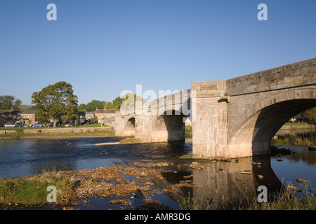 River Wharfe et pont voûté en pierre dans village pittoresque dans le Yorkshire Dales National Park. Burnsall Wharfedale Yorkshire Angleterre UK Banque D'Images