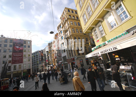 ISTANBUL. Samedi shopping sur Istiklal Caddesi à Beyoglu. L'année 2007. Banque D'Images