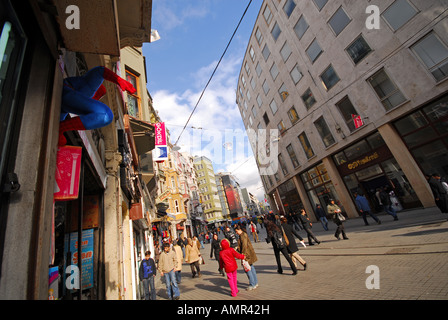 ISTANBUL. Samedi shopping sur Istiklal Caddesi à Beyoglu. L'année 2007. Banque D'Images