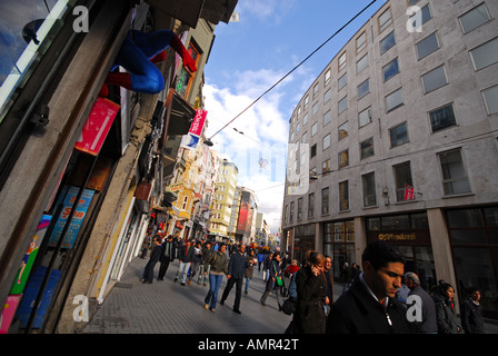 ISTANBUL. Samedi shopping sur Istiklal Caddesi à Beyoglu. L'année 2007. Banque D'Images