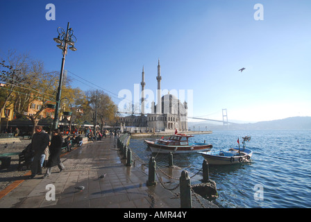 ISTANBUL. Dimanche matin par la Mosquée Mecidiye sur iskele meydani dans Ortakoy sur la rive européenne du Bosphore. L'année 2007. Banque D'Images